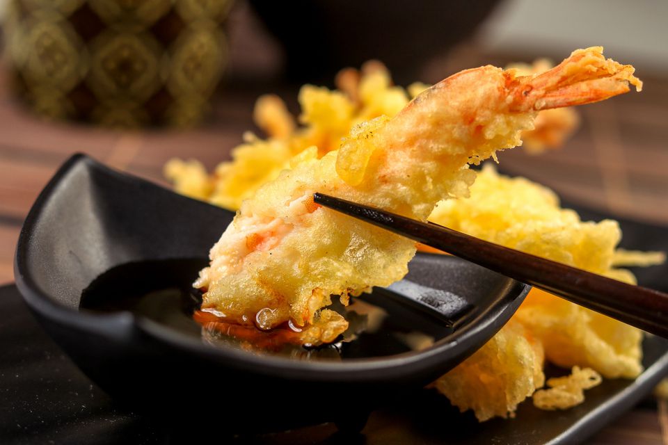 Tôm tempura trong tiếng Nhật được gọi là Ebiten, trong đó từ Ebi có nghĩa là tôm và từ ten đến từ tempura, sử dụng dầu nóng. Và bằng nguyên liệu hải sản tươi ngon từ Đất Mũi, hãy cũng Đất Mũi vào bếp nấu ngay món này nhé.